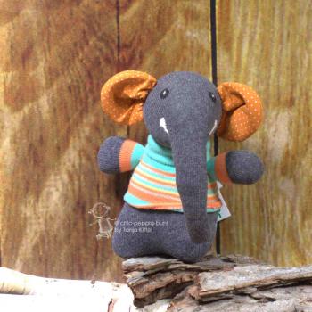 Socken Elefant in grau mit gestreiften Pullover